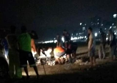 Homem é atropelado por trator enquanto dormia em praia