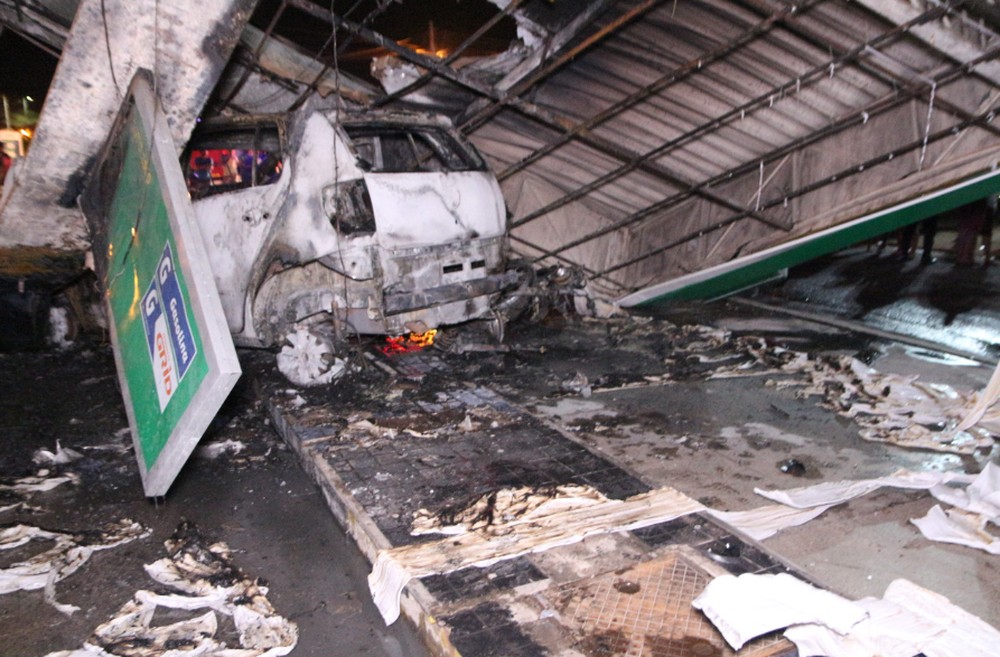 Carro invade posto de combustível e causa explosão no Ceará