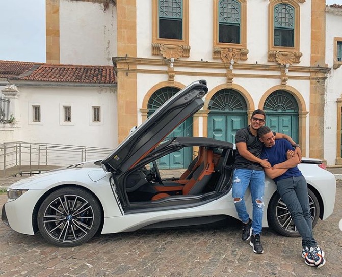 Carlinhos Maia dá carrão avaliado em R$ 800 mil para o marido