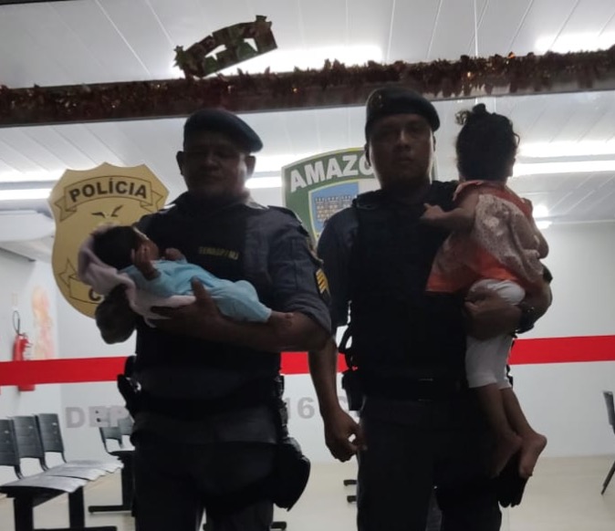 Mãe some de casa e deixa recém-nascido e criança deficiente sozinhos em Manaus