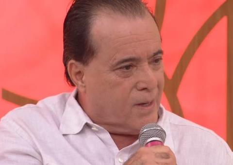 Tony Ramos recebe alta e deixa hospital de cadeira de rodas 