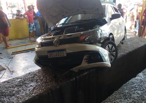 Durante perseguição policial carro de suspeitos invade lava jato em Manaus 