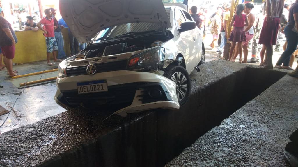 Durante perseguição policial carro de suspeitos invade lava jato em Manaus 