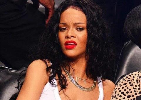 Fã pede para espremer espinha no rosto de Rihanna 