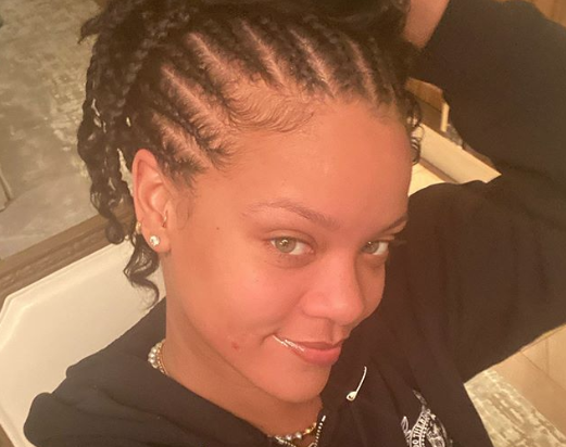 Fã pede para espremer espinha no rosto de Rihanna 