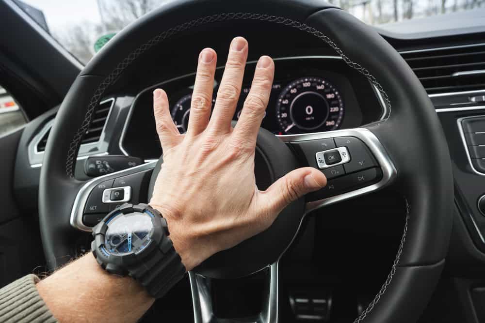 Briga de trânsito termina com homem baleado na frente de hotel em Manaus