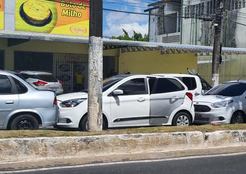 Engavetamento entre quatro carros complica trânsito em avenida de Manaus