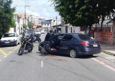 Marido mata mulher a tiros e a joga de carro em movimento