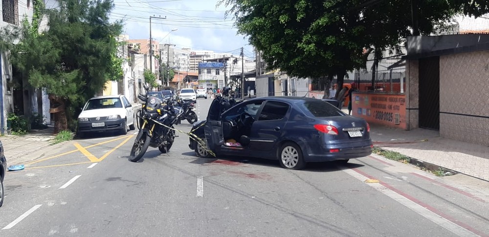 Marido mata mulher a tiros e a joga de carro em movimento