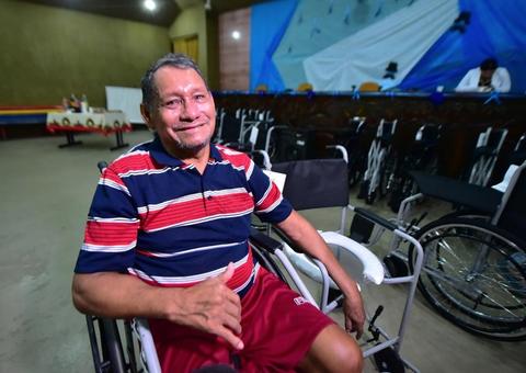 Pacientes de centro de reabilitação no Amazonas recebem cadeiras de rodas e de banho