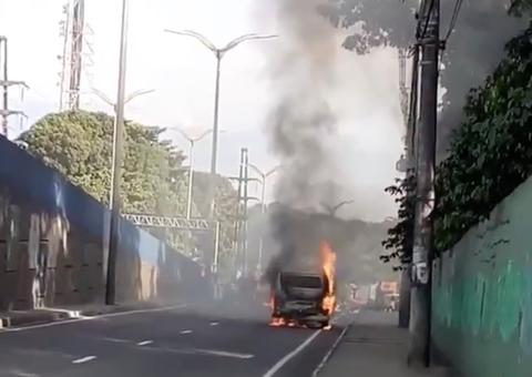Vídeos mostram kombi em chamas em avenida de Manaus