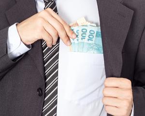 Governo do AM precisa explicar reajustes de até 225% a uma elite de servidores