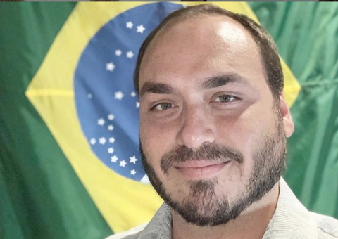 Após abalo com o pai, Carlos Bolsonaro tenta retomar influência no governo