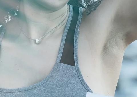 Saiba como acabar com o suor excessivo e odor das axilas