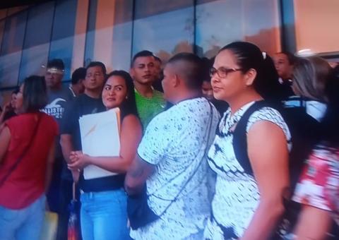 Sob chuva, terceirizados da saúde madrugam em fila para garantir contratação em Manaus