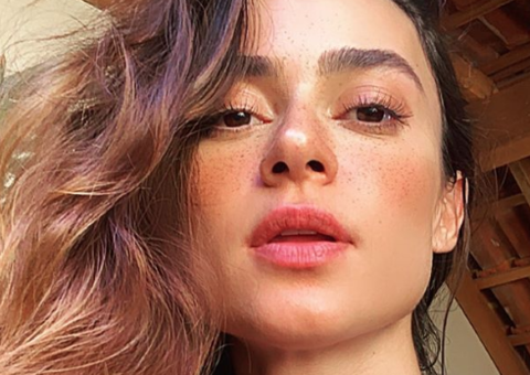 Thaila Ayala posta foto usando papel higiênico com rosto de Donald Trump 