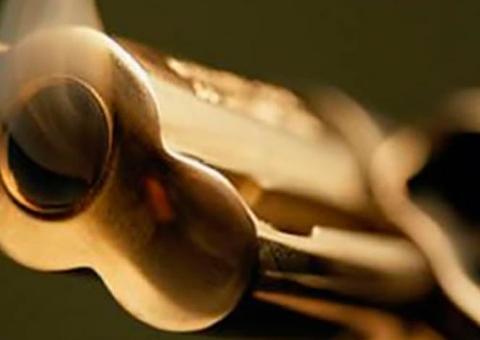 Em Manaus, dupla armada rouba loja de ferragem e dispara tiros no local 