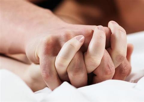 Mulher conhece homem pela internet, marca encontro e morre após relação sexual