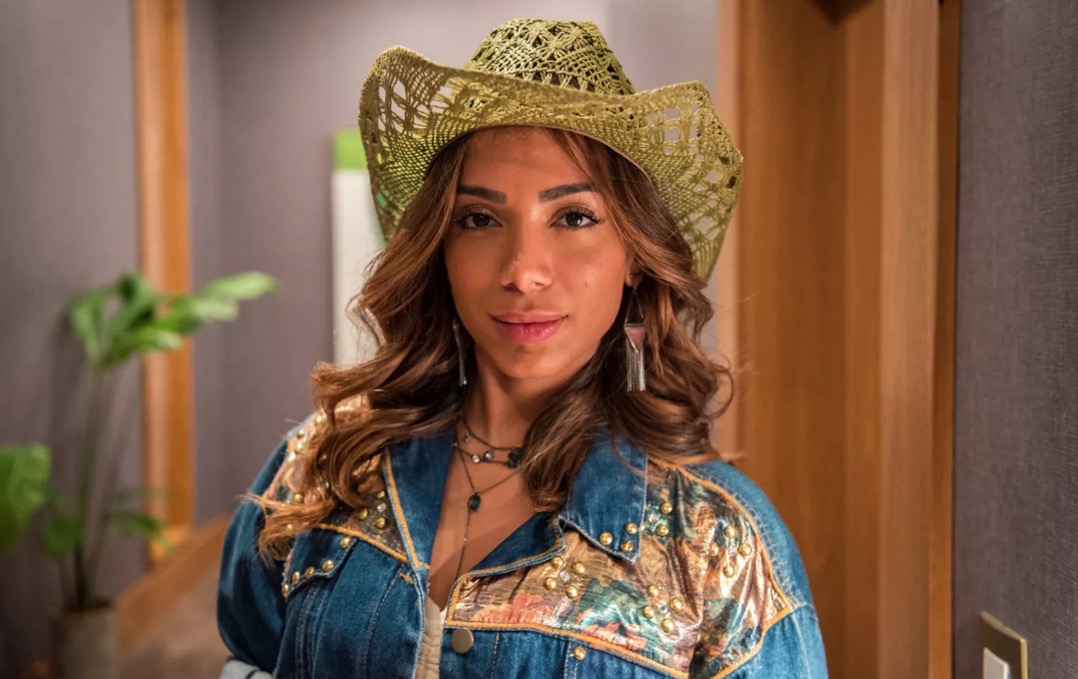 Anitta aparece caracterizada como Sabrina, sua personagem de novela das nove