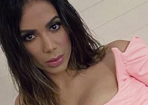 Anitta aparece caracterizada como Sabrina, sua personagem de novela das nove