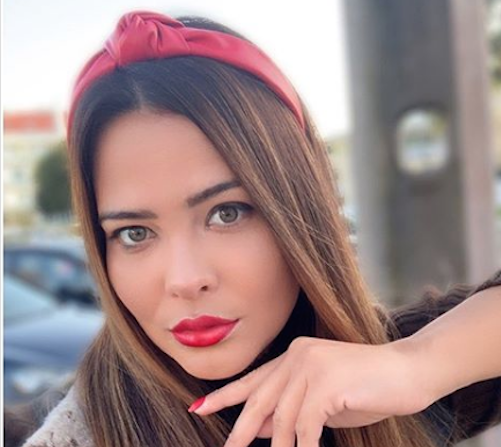 Geisy Arruda mostra bumbum em pose provocante na cama