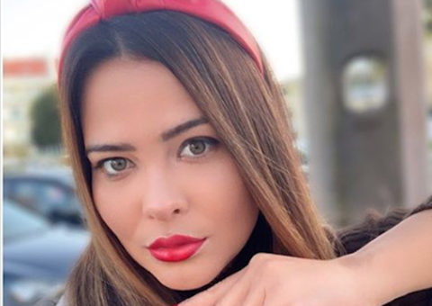 Geisy Arruda mostra bumbum em pose provocante na cama