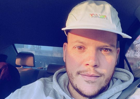 Ferrugem posta foto pisando em obra de arte e é criticado na internet