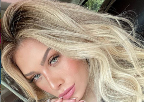 Flávia Pavanelli mostra curvas em biquini cavado à beira da piscina