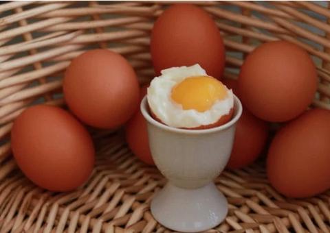 Aprenda truque para descascar ovo em segundos 