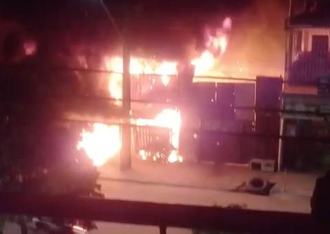 No meio da madrugada, fogo consome depósito de recicláveis em Manaus