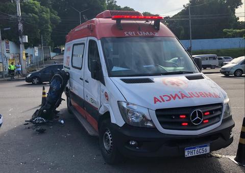 Moto fica inclinada na pista ao colidir com ambulância em Manaus; casal ficou ferido 