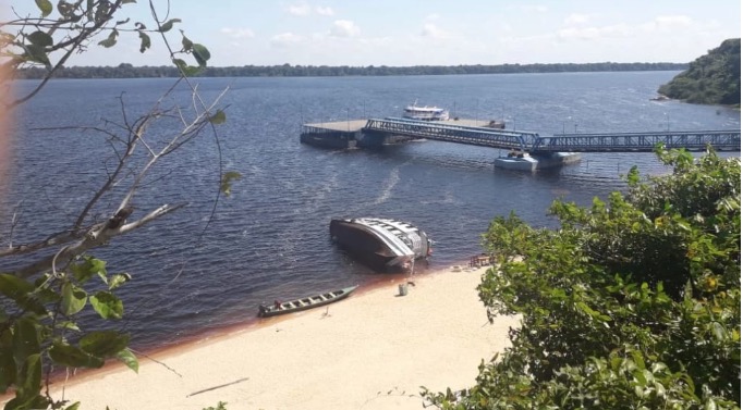 Turistas ficam feridos após barco virar em porto no Amazonas 