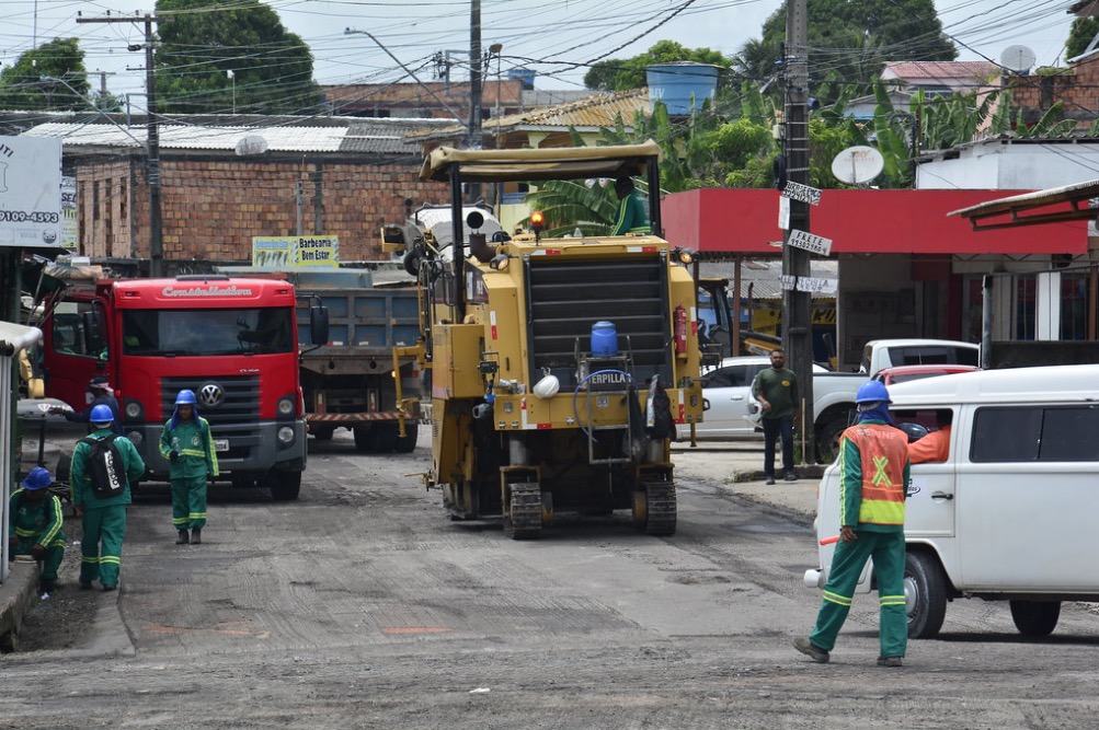 Bairro recebe obras de recapeamento e tapa-buracos em 42 ruas de Manaus