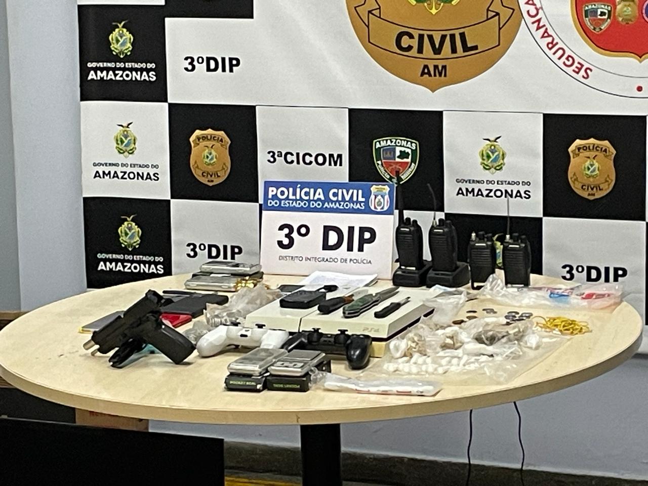Trio suspeito de roubar loja da Apa Móveis é preso em ponto de drogas