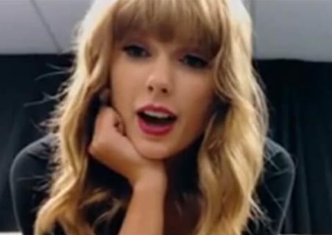 Fã brasileira faz tatuagem dos títulos dos álbuns de Taylor Swift 