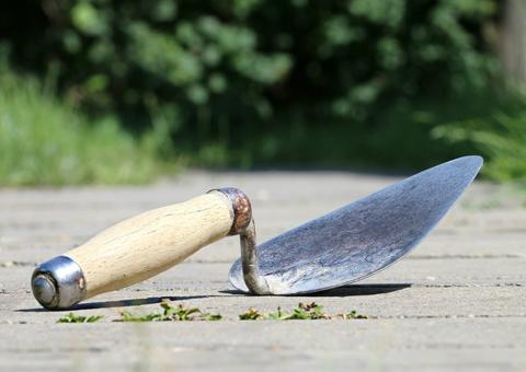 Pedreiro é preso por matar homem que pisou em cimento fresco