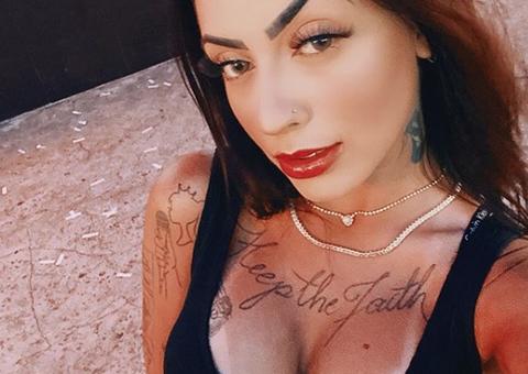 Namorado filma MC Mirella 'roçando' bumbum de fio-dental e deixa volume à mostra