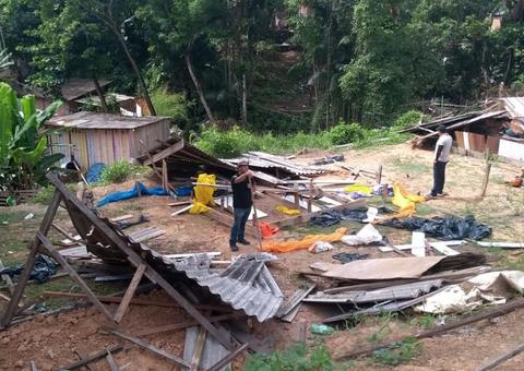 Fiscalização ambiental retira 14 armações de barracos de área verde e de risco em Manaus