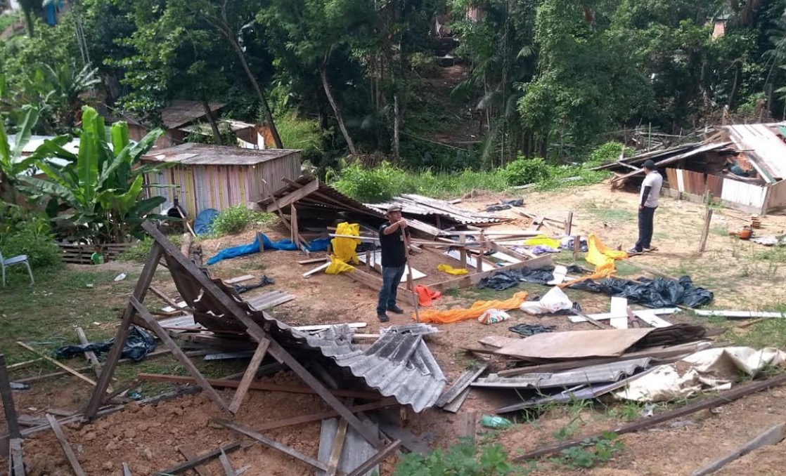 Fiscalização ambiental retira 14 armações de barracos de área verde e de risco em Manaus