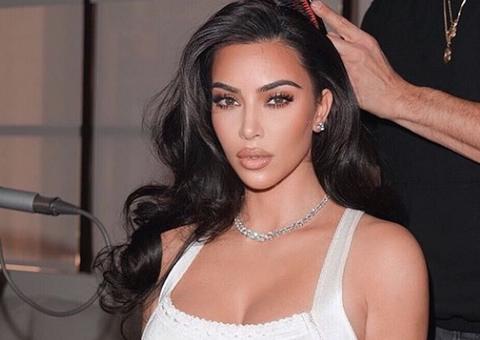 Kim Kardashian deixa internautas chocados ao ostentar geladeiras: 'é do tamanho da minha casa'