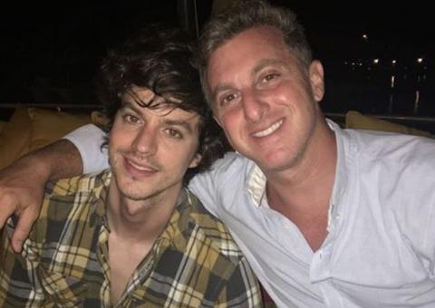 Irmão de Luciano Huck se declara ao namorado em aniversário de 22 anos: 'meu amor'
