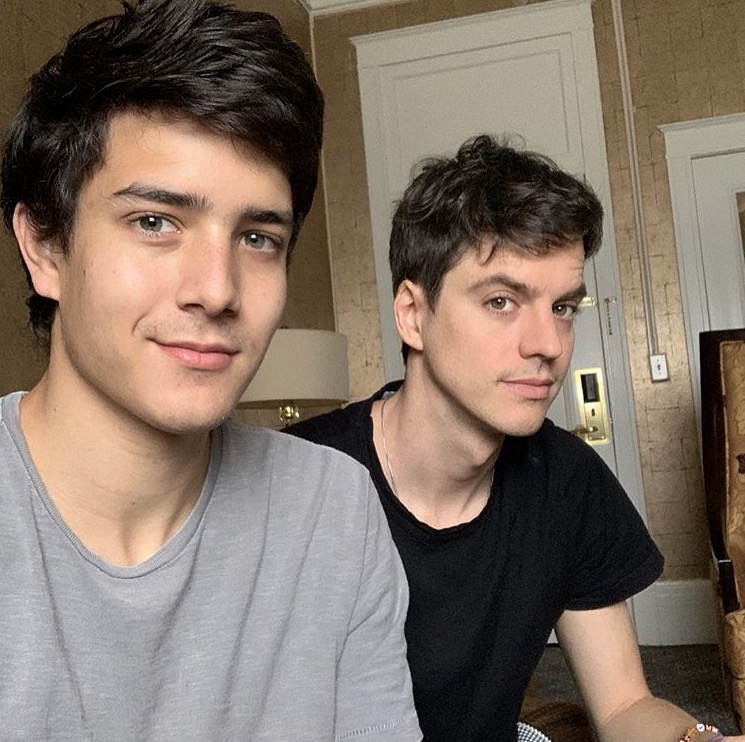 Irmão de Luciano Huck se declara ao namorado em aniversário de 22 anos: 'meu amor'