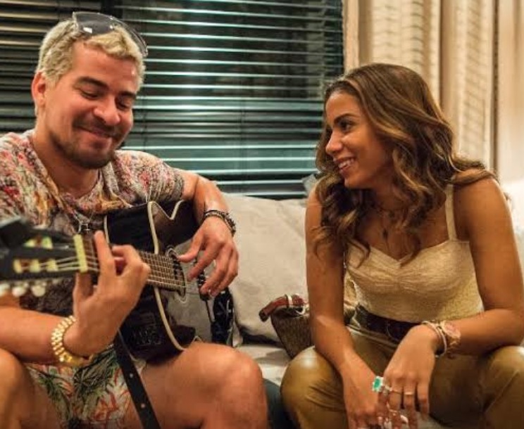 Anitta e Thiago Martins aparecem em cenas quentes dentro de piscina de hotel 