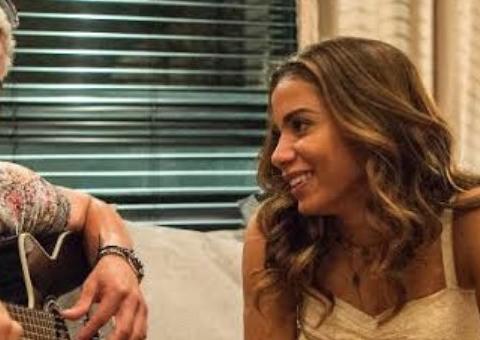 Anitta e Thiago Martins aparecem em cenas quentes dentro de piscina de hotel 