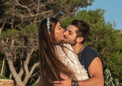 Grávida, esposa de Alok posta foto nua e anuncia ida para maternidade