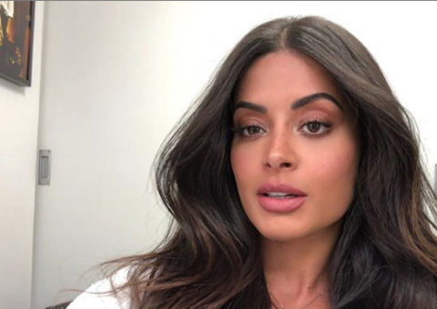 Aline Riscado ostenta barriga 'trincada' em passeio de barco