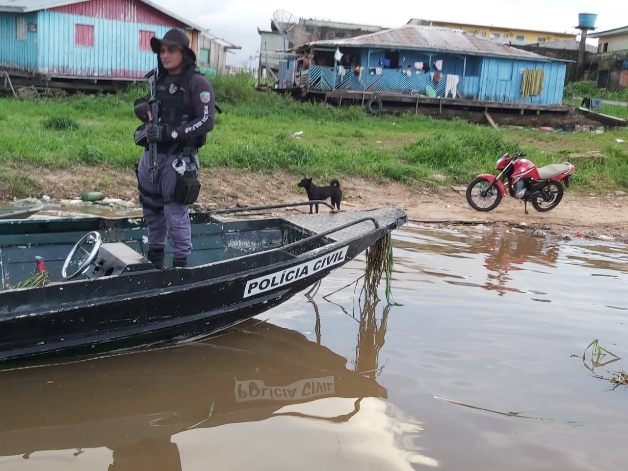 No Amazonas, piratas de rios usavam barco falso da PC para roubar drogas e flutuantes 