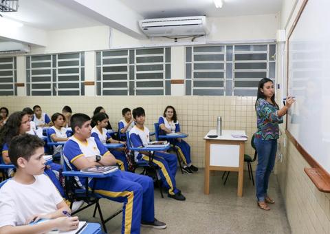 Profissionais da educação no Amazonas recebem abono do Fundeb