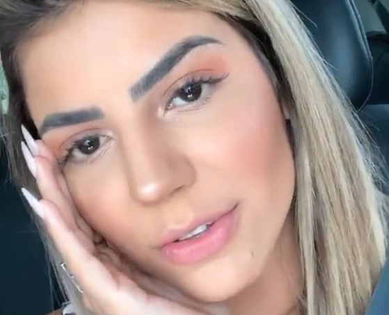 Hariany é pega de surpresa com mensagem em outdoor dos fãs de ex-casal 