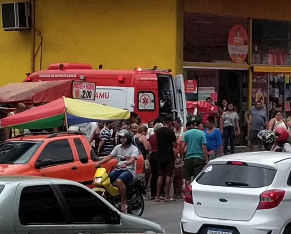 Em Manaus, adolescente fica ferida em acidente entre motocicleta e carro em avenida